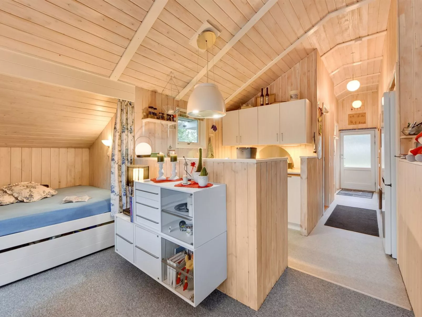 "Hannah" - 300m to the fjord-Inside