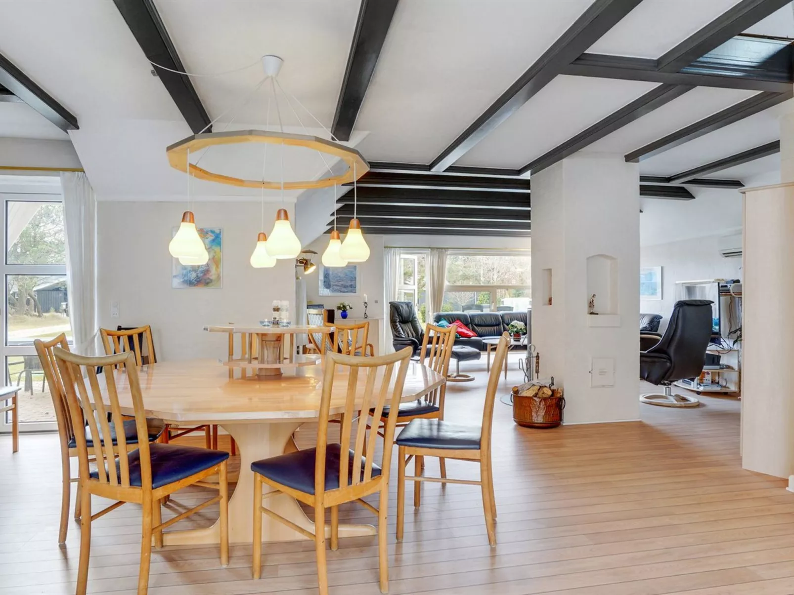 "Swening" - 2.1km from the sea-Drinnen