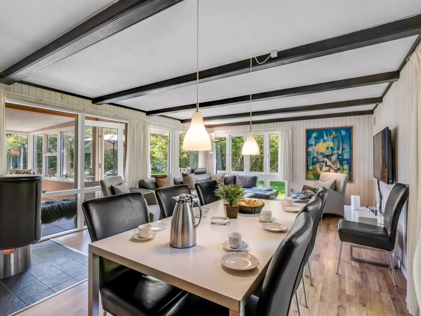 "Yall" - 1km from the sea-Inside