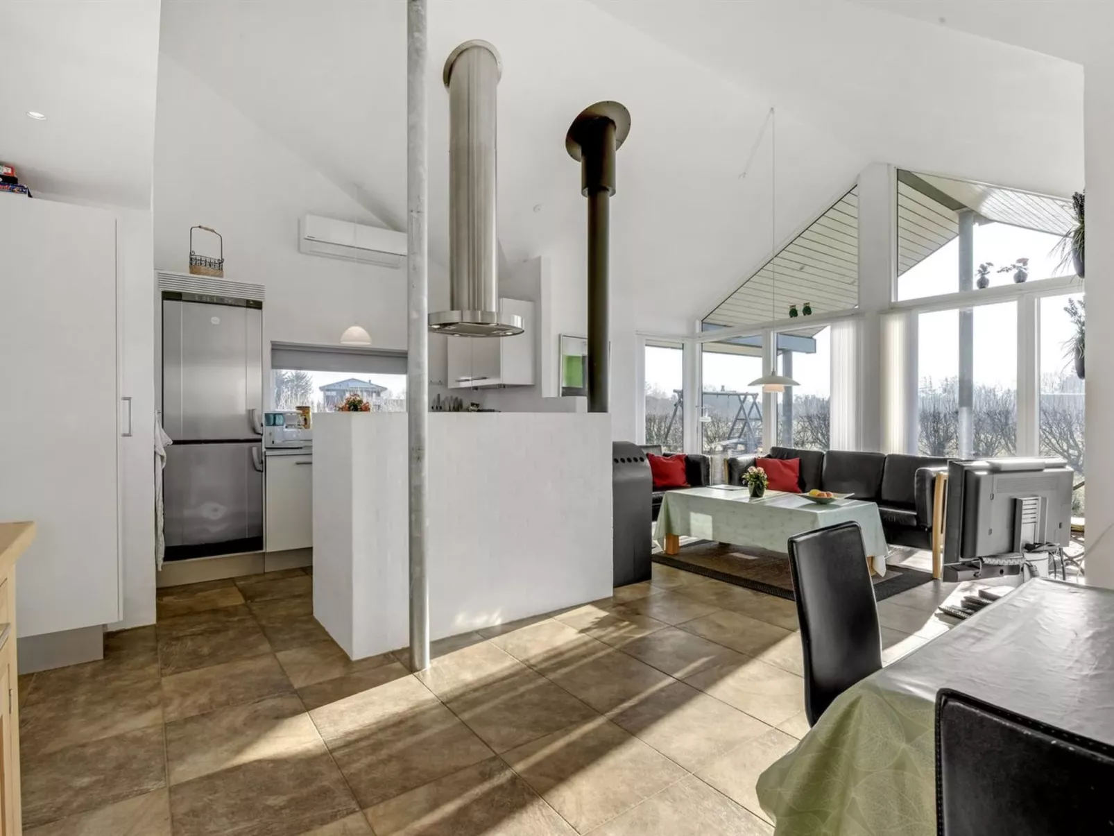 "Donka" - 300m to the fjord-Drinnen