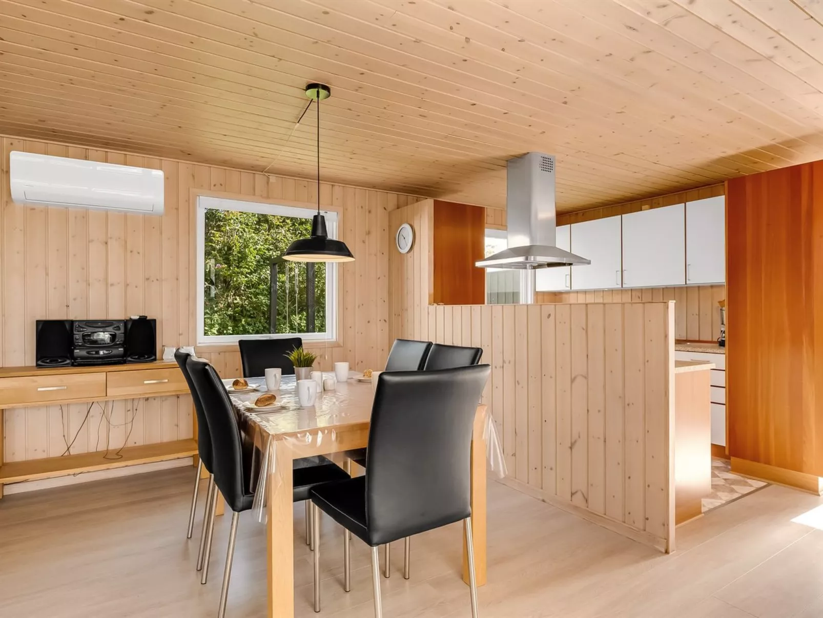 "Brenda" - 300m to the fjord-Inside