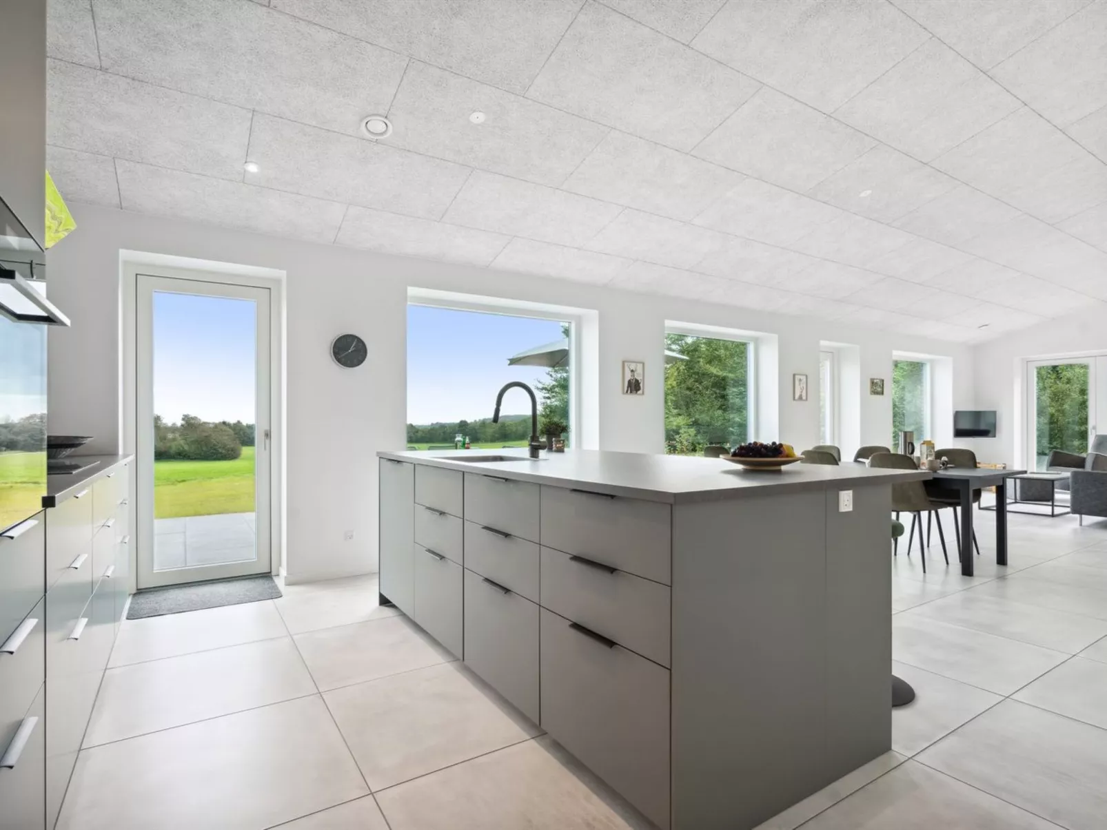 "Landuin" - 30km from the sea-Inside