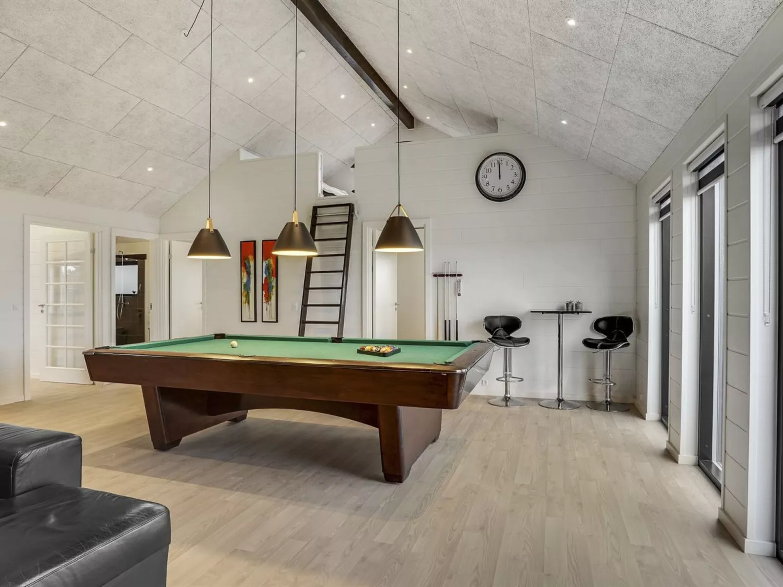 "Jonne" - 200m to the fjord-Drinnen