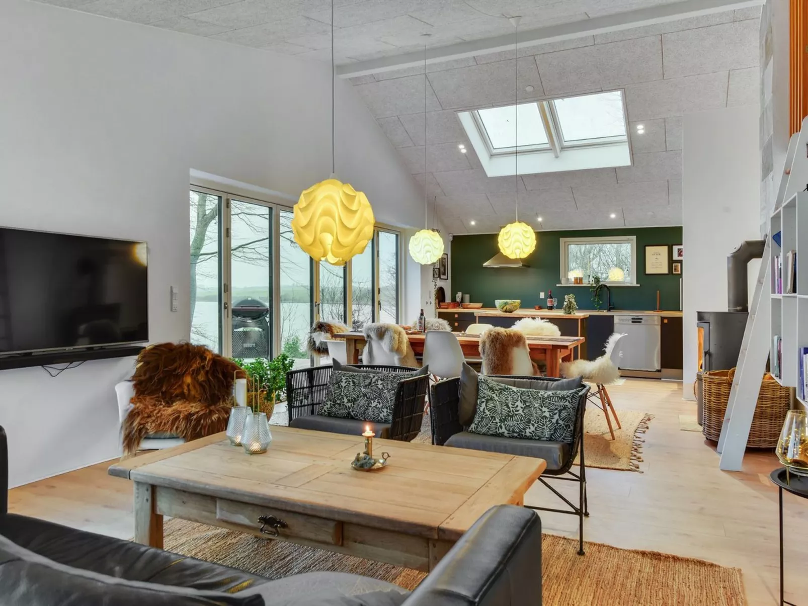 "Lika" - 25m to the fjord-Drinnen