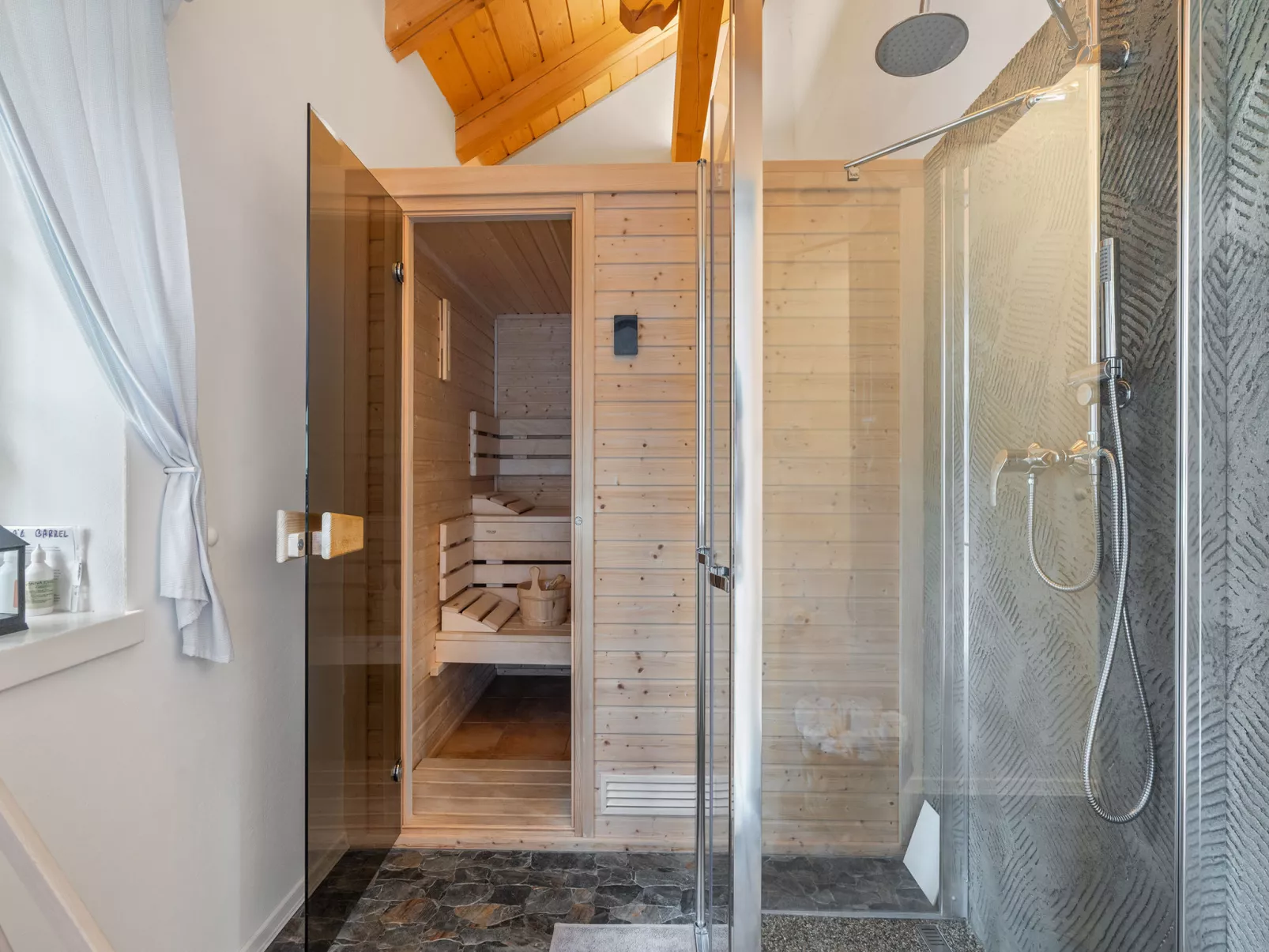 Roubenka Maleč-Inside