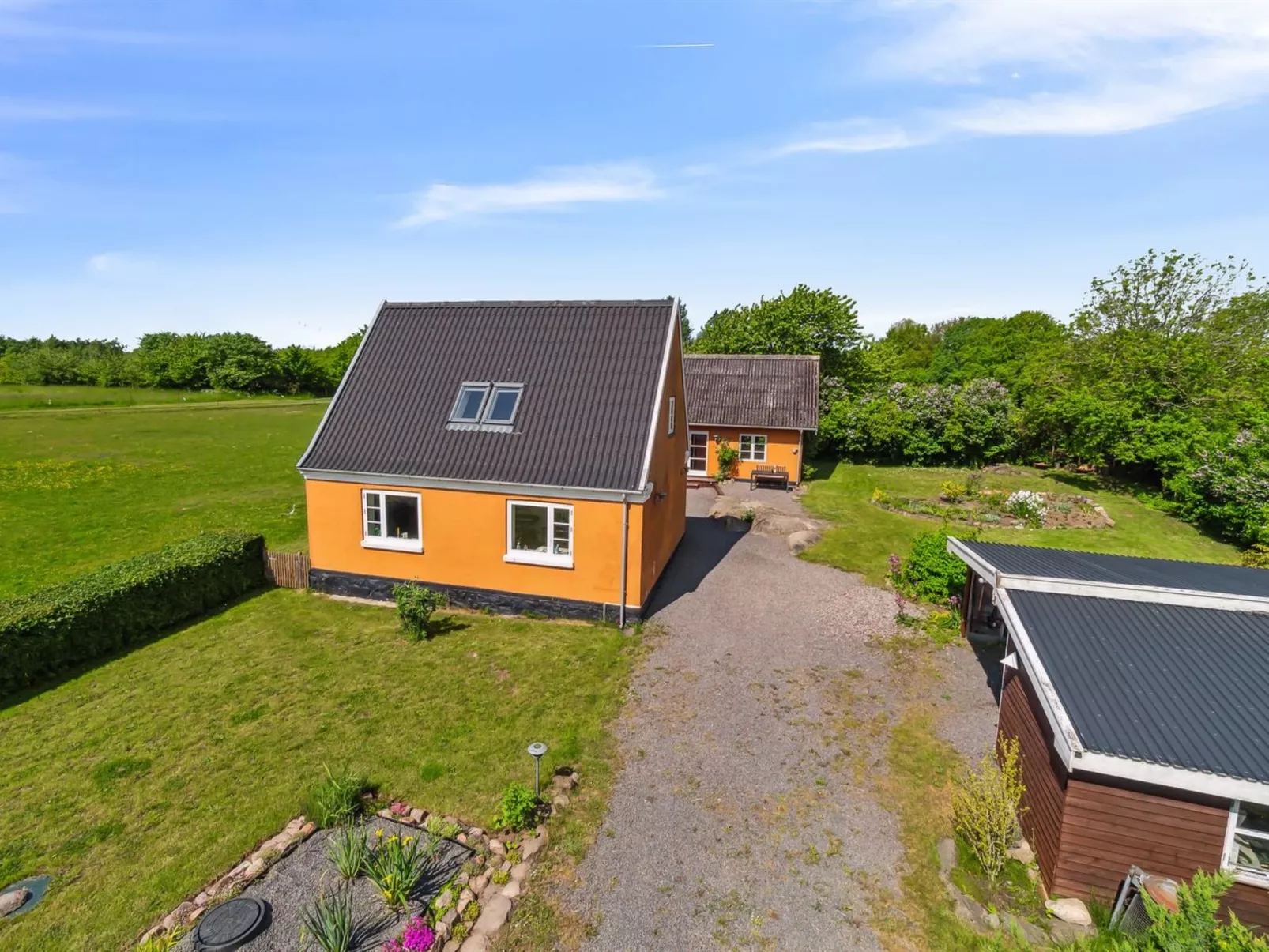 "Adrienne" - 6.4km from the sea-Outside