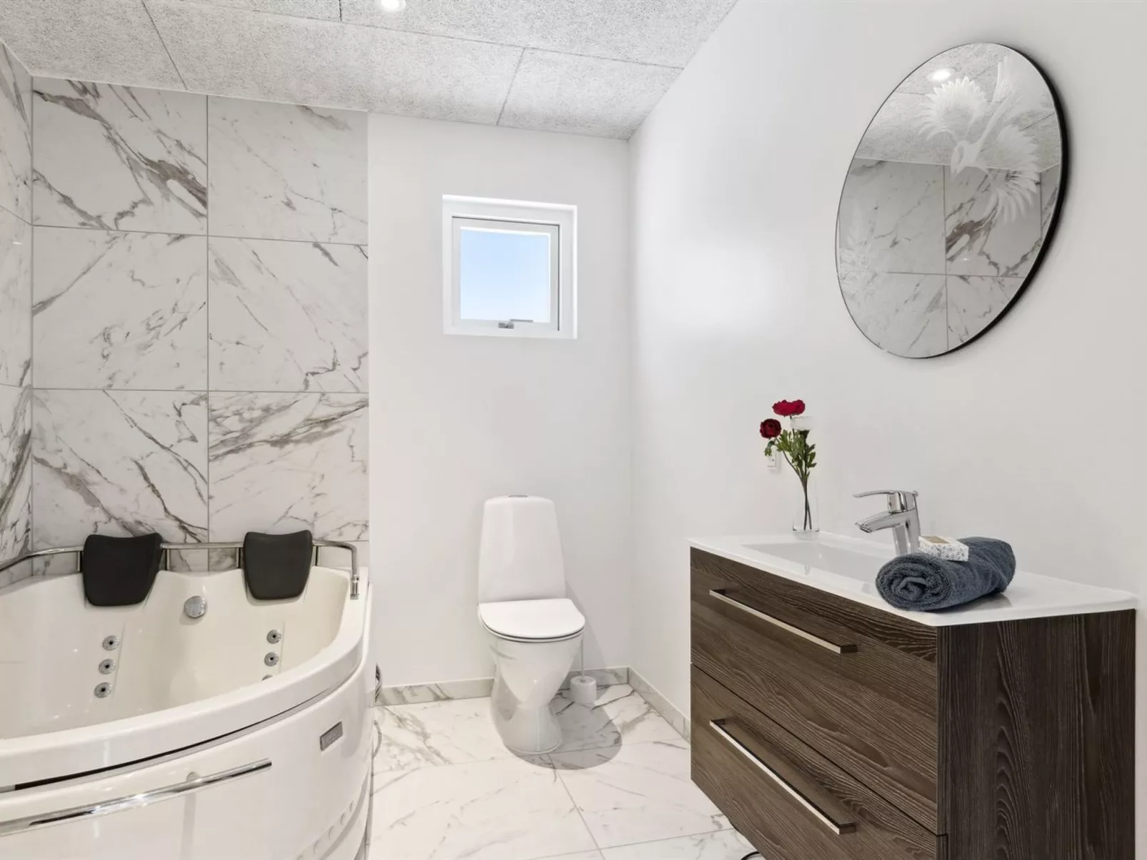 "Scalli" - 1.5km to the fjord-Inside