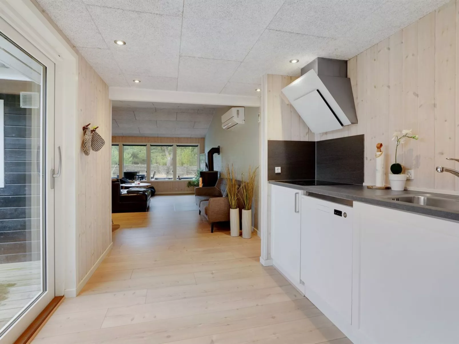 "Solgunn" - 900m from the sea-Inside