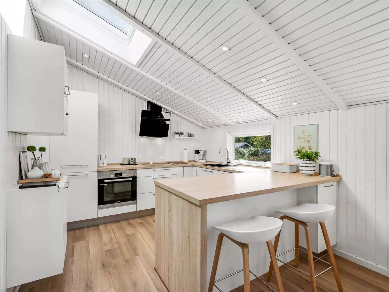 "Eirik" - 2.5km from the sea-Inside