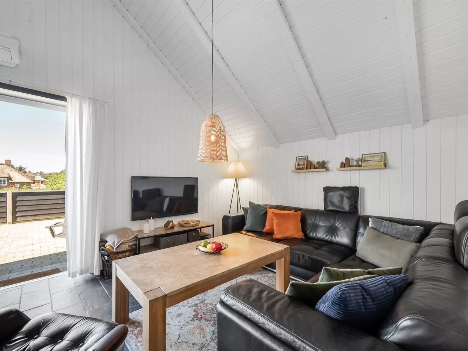 "Aage" - 1.7km from the sea-Drinnen