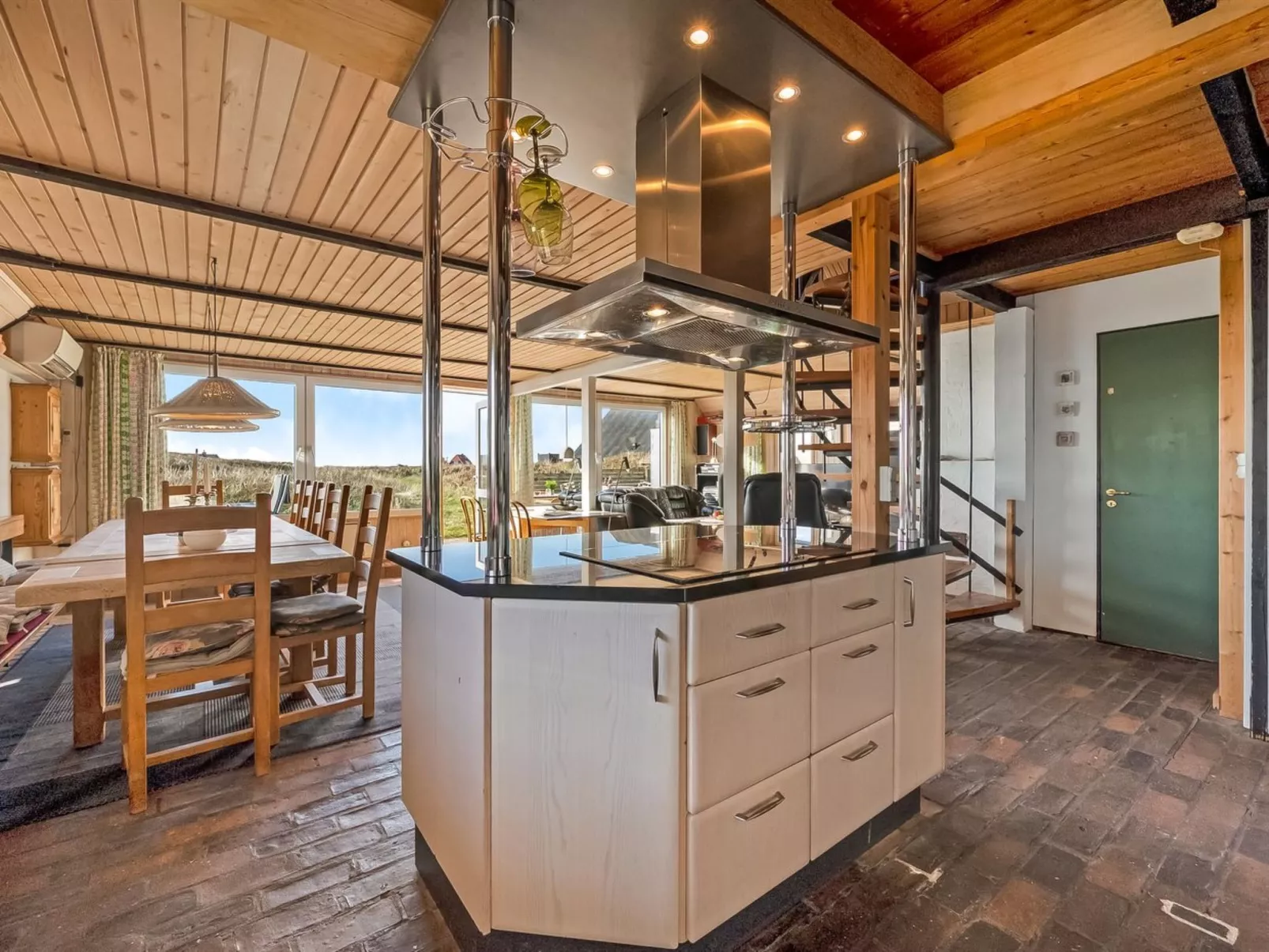 "Kurt" - 75m from the sea-Drinnen