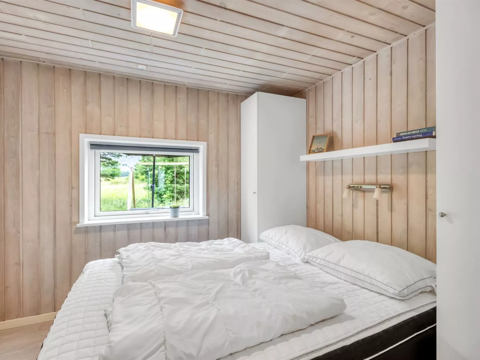 "Yngve" - 1.2km from the sea-Inside