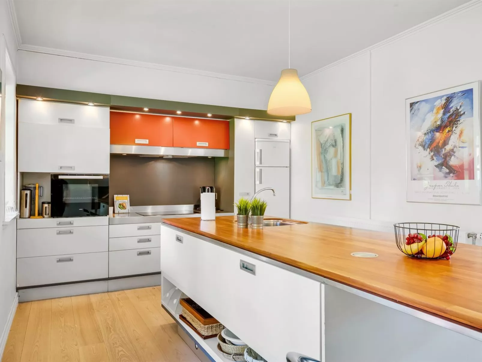 "Ejnarine" - 600m to the fjord-Drinnen