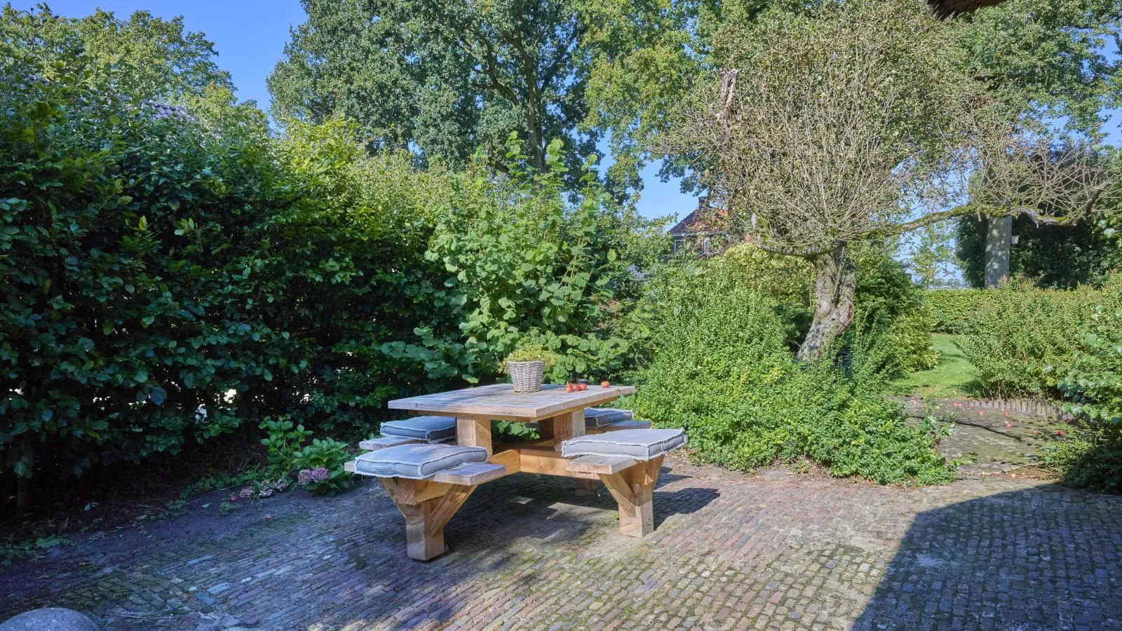 T Voorhuis Kolderveen-Gardens in summer