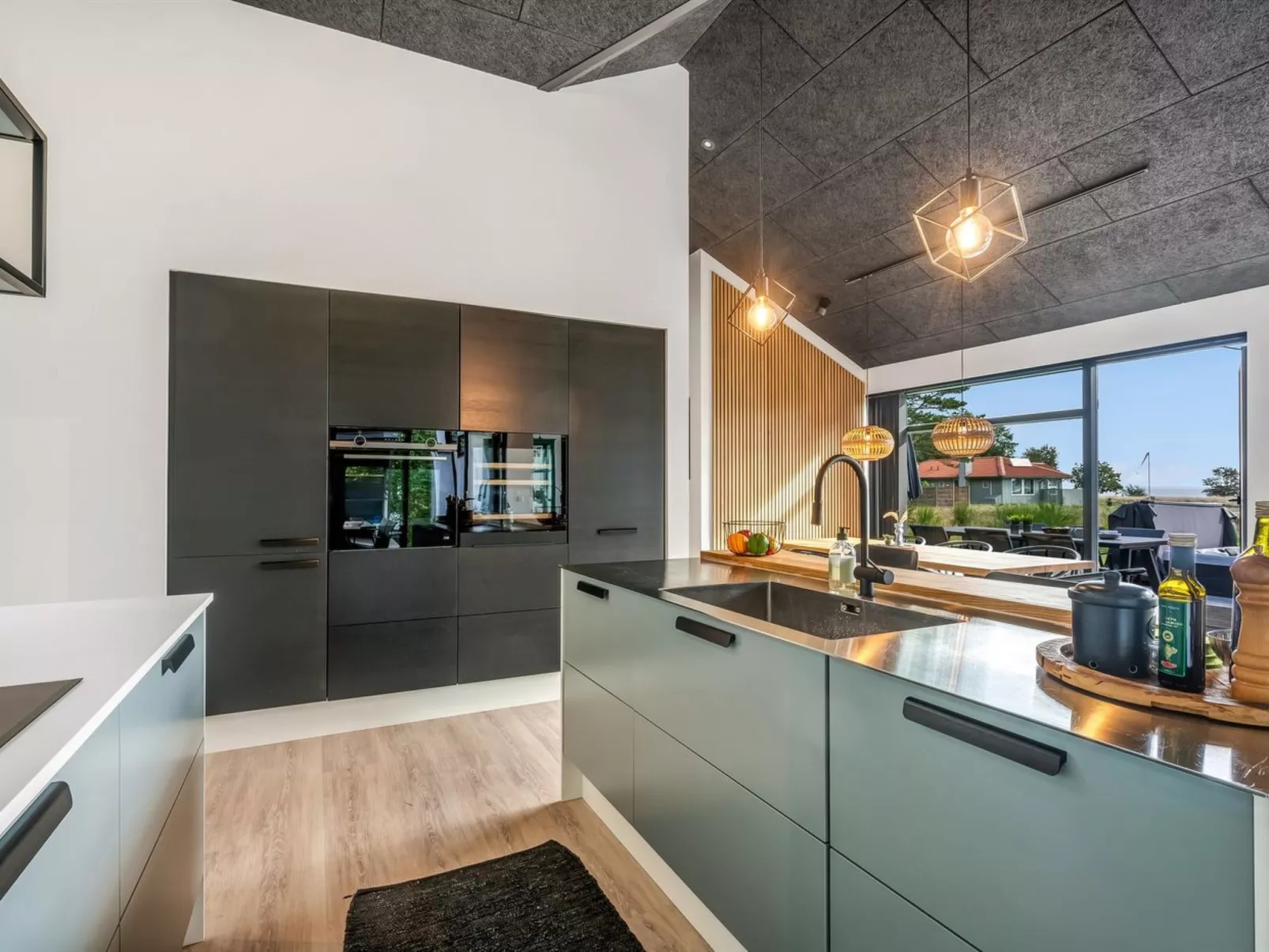 "Jahn" - 250m to the fjord-Drinnen