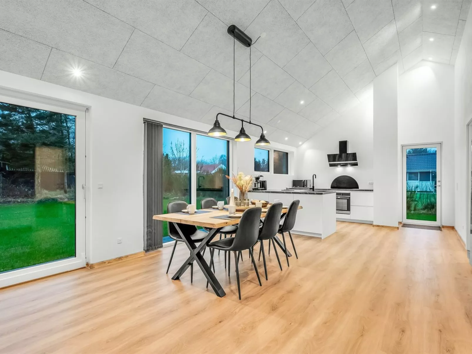 "Grimar" - 400m to the fjord-Drinnen