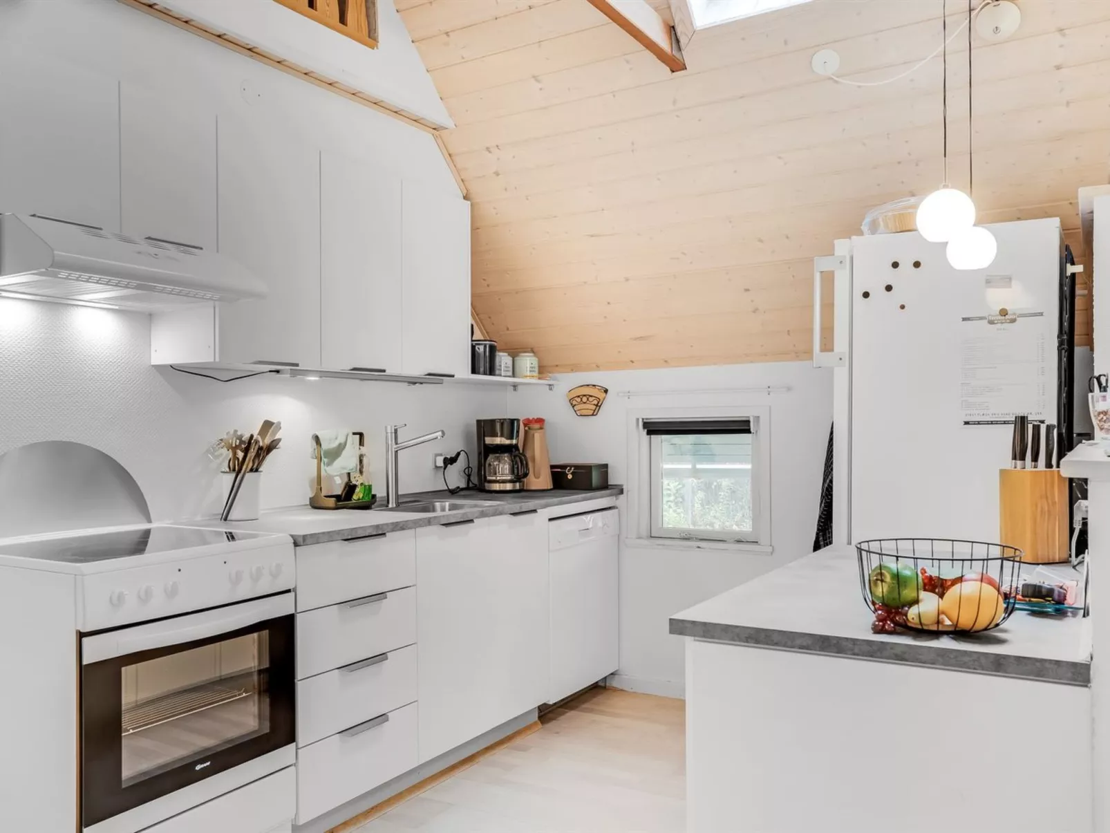 "Adisl" - 600m to the fjord-Drinnen