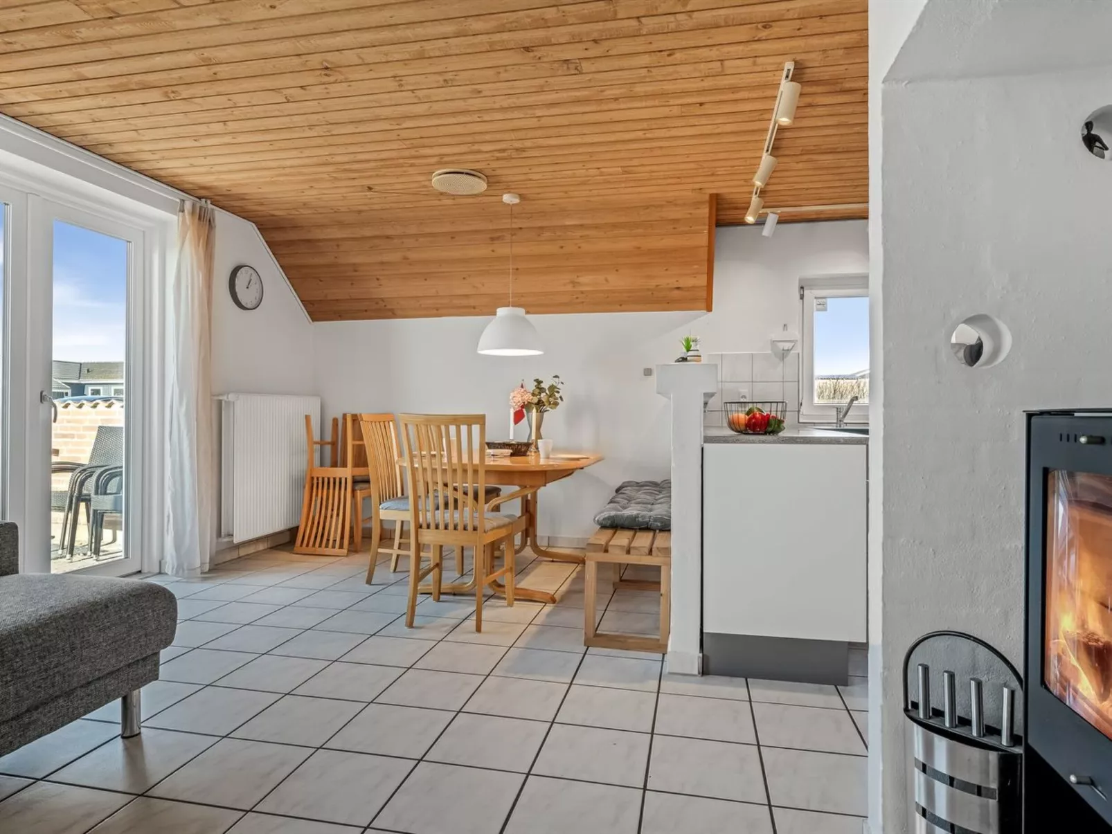 "Nikolce" - 300m to the fjord-Drinnen