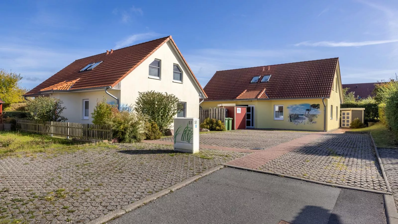 Stranddistel links mit Sauna-Außenbereich Sommer