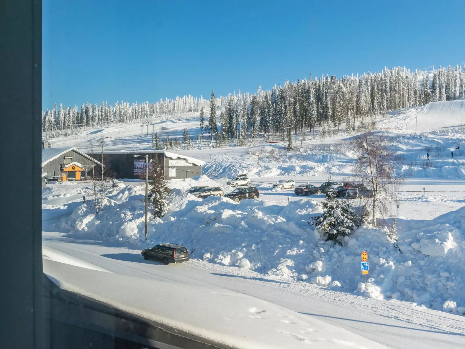 Skivillas 61 ukkohalla (b3)-Drinnen