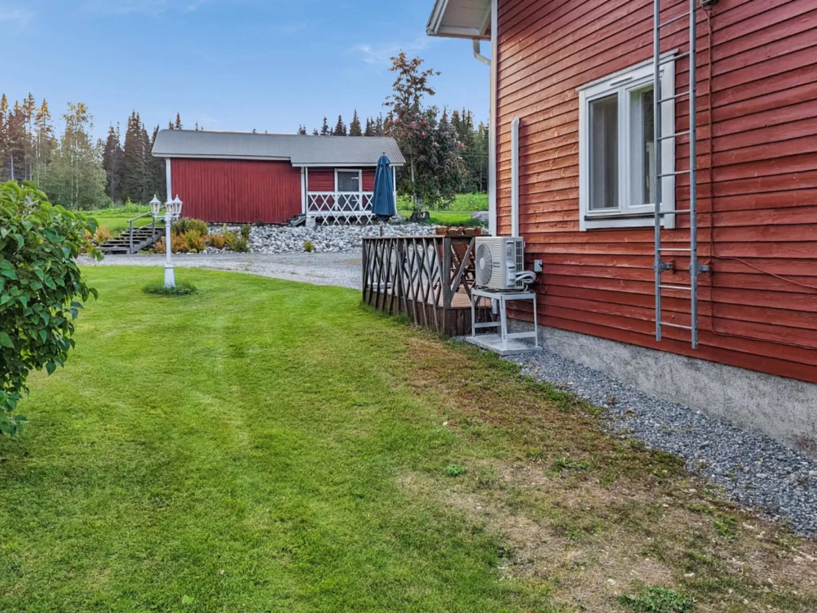 Wanha karminranta-Inside