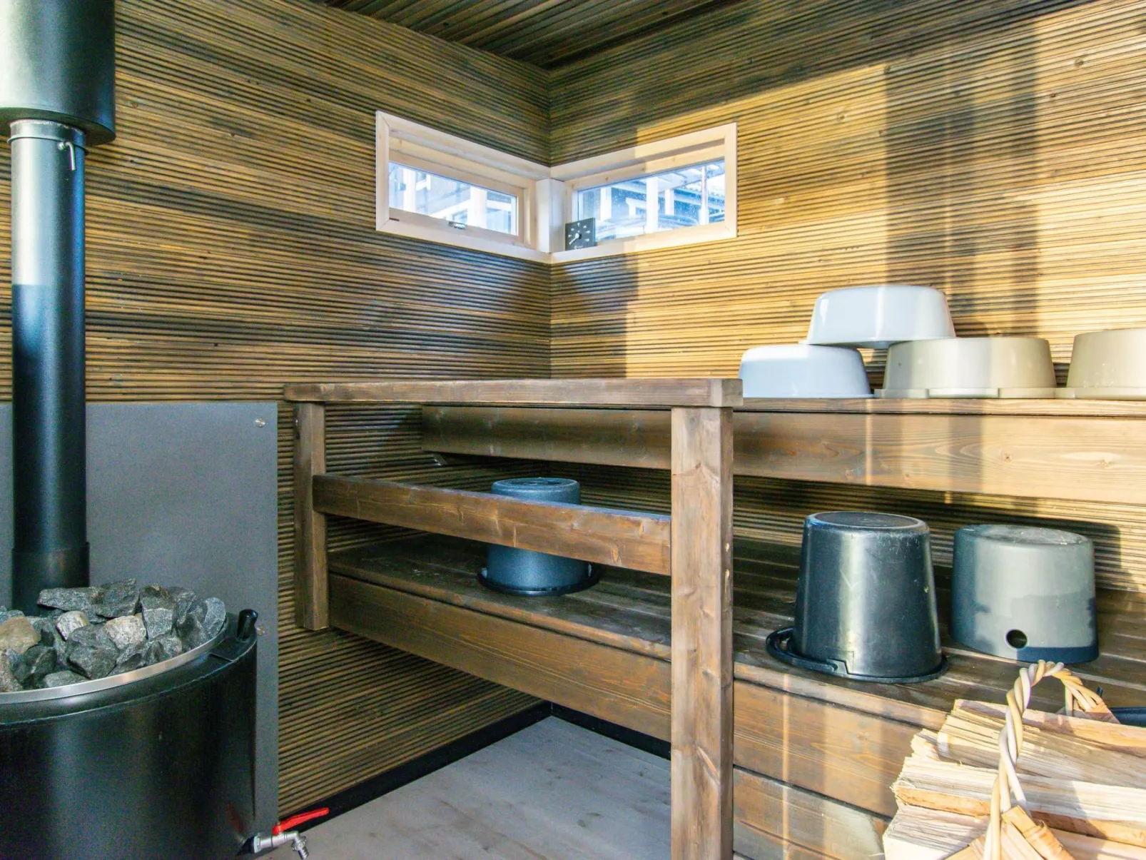 Aurinkopaikka-Dedans