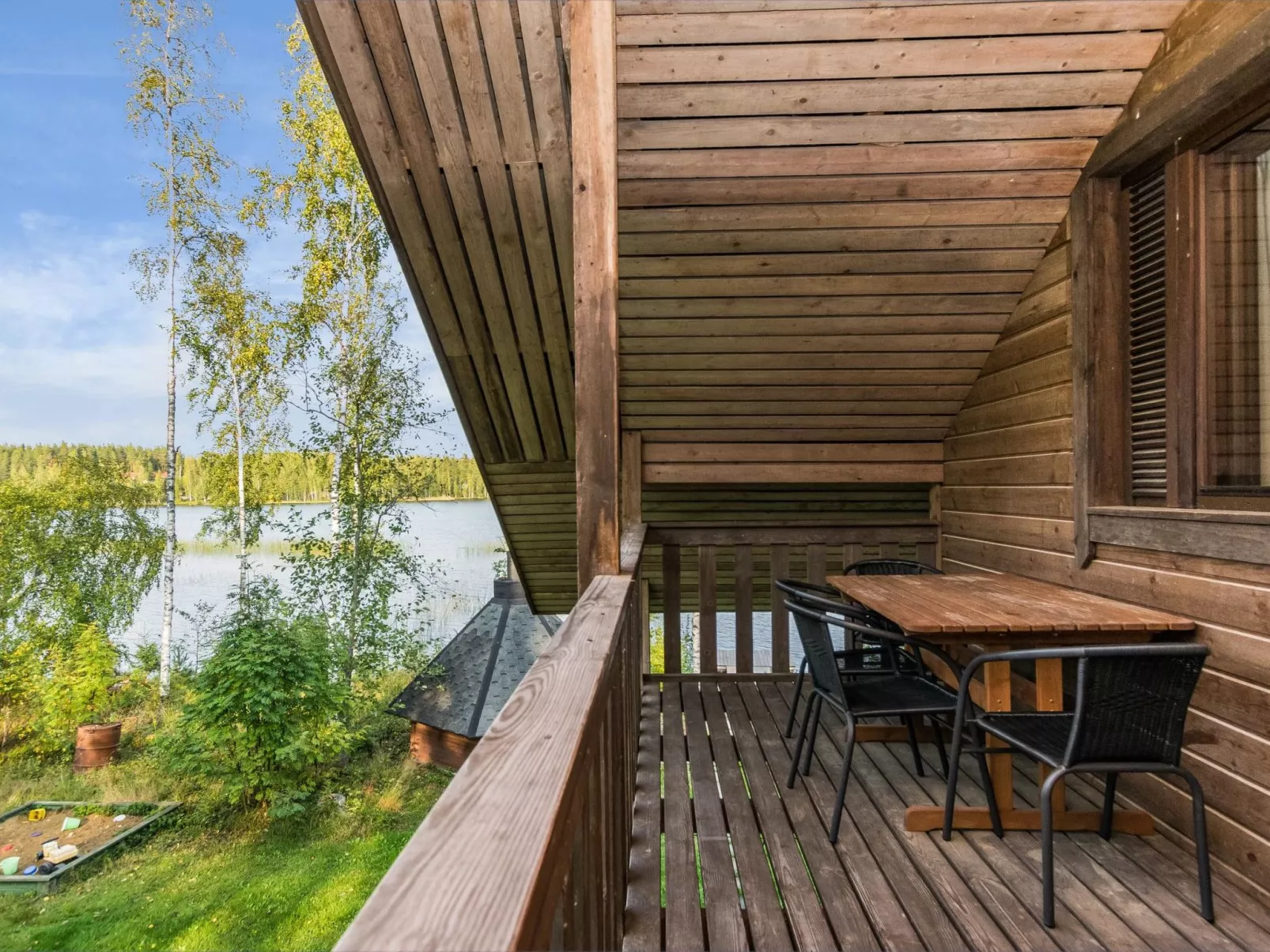 Aurinkopaikka-Dedans