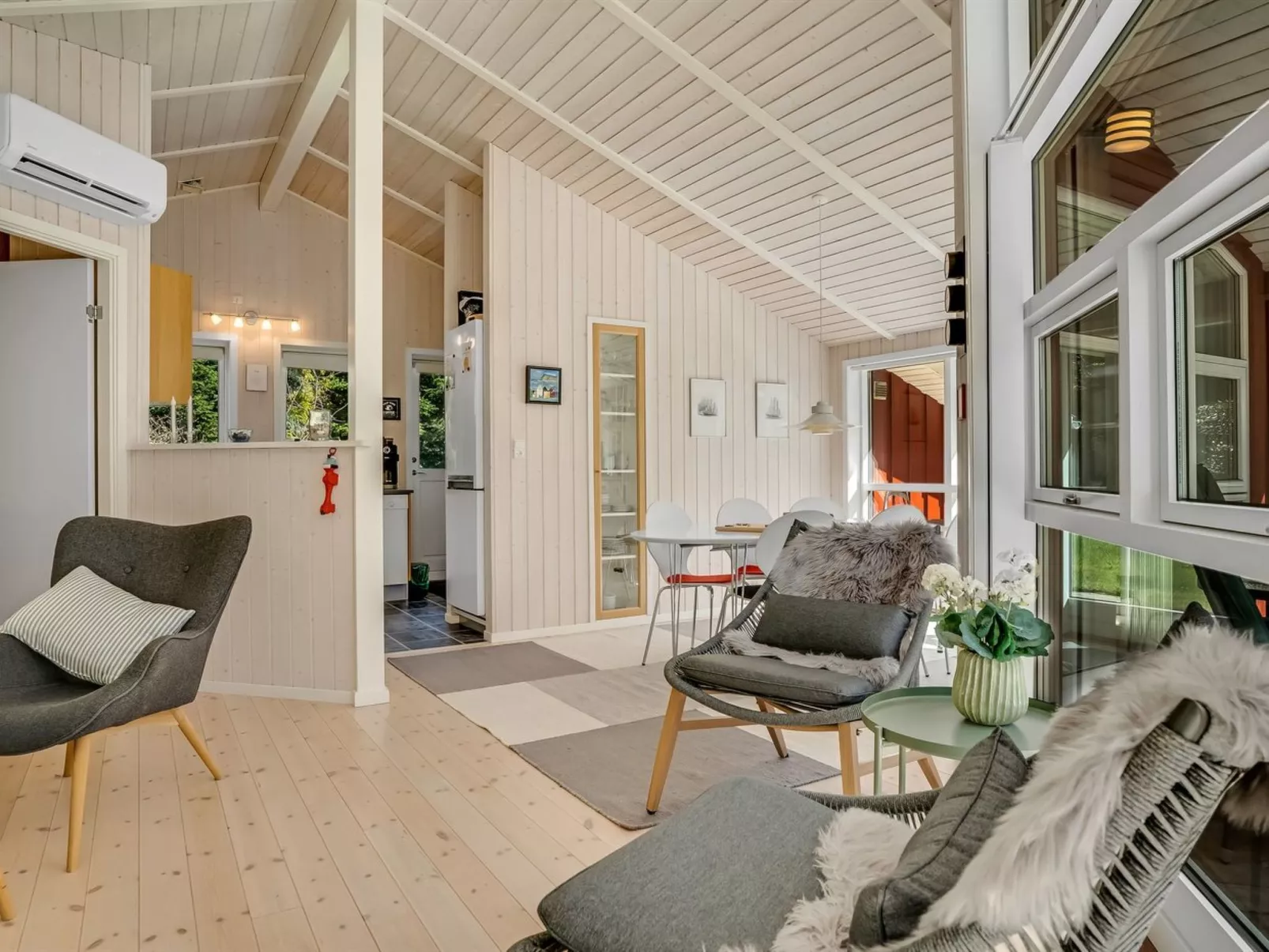 "Atti" - 500m to the fjord-Drinnen