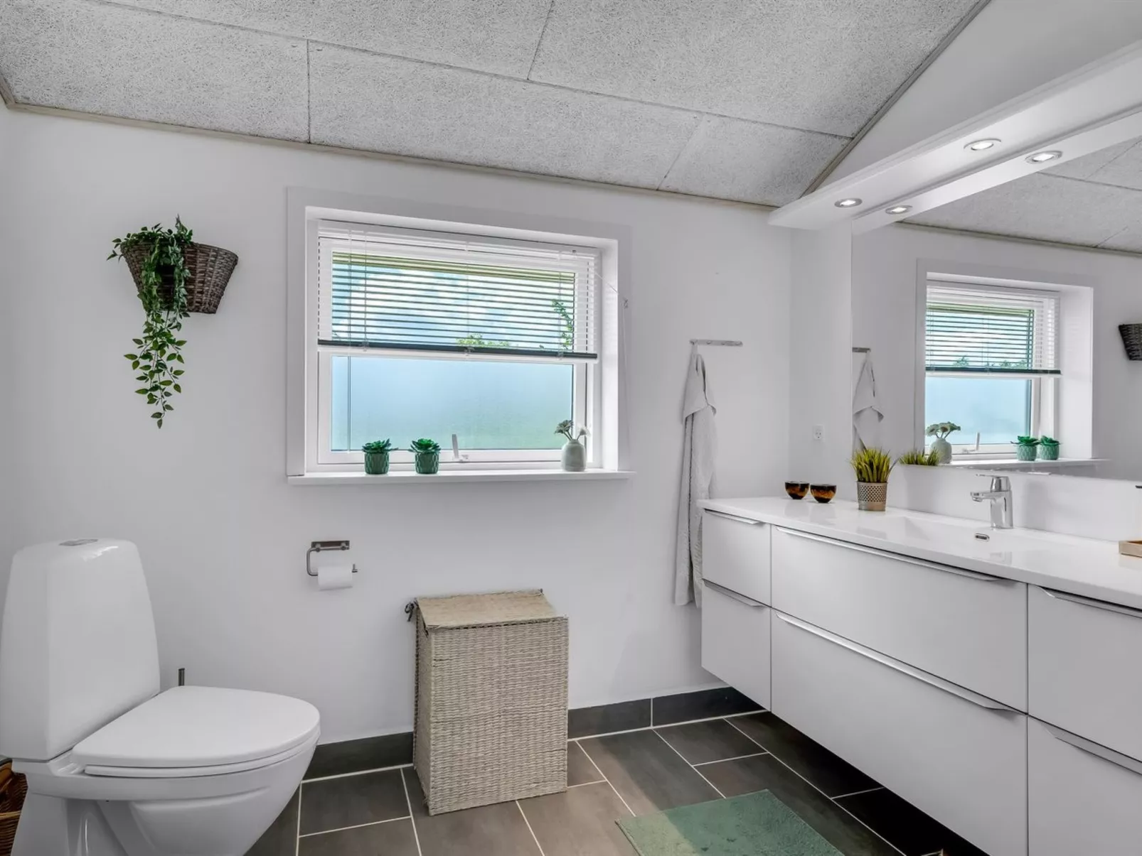 "Ebertine" - 740m to the fjord-Inside