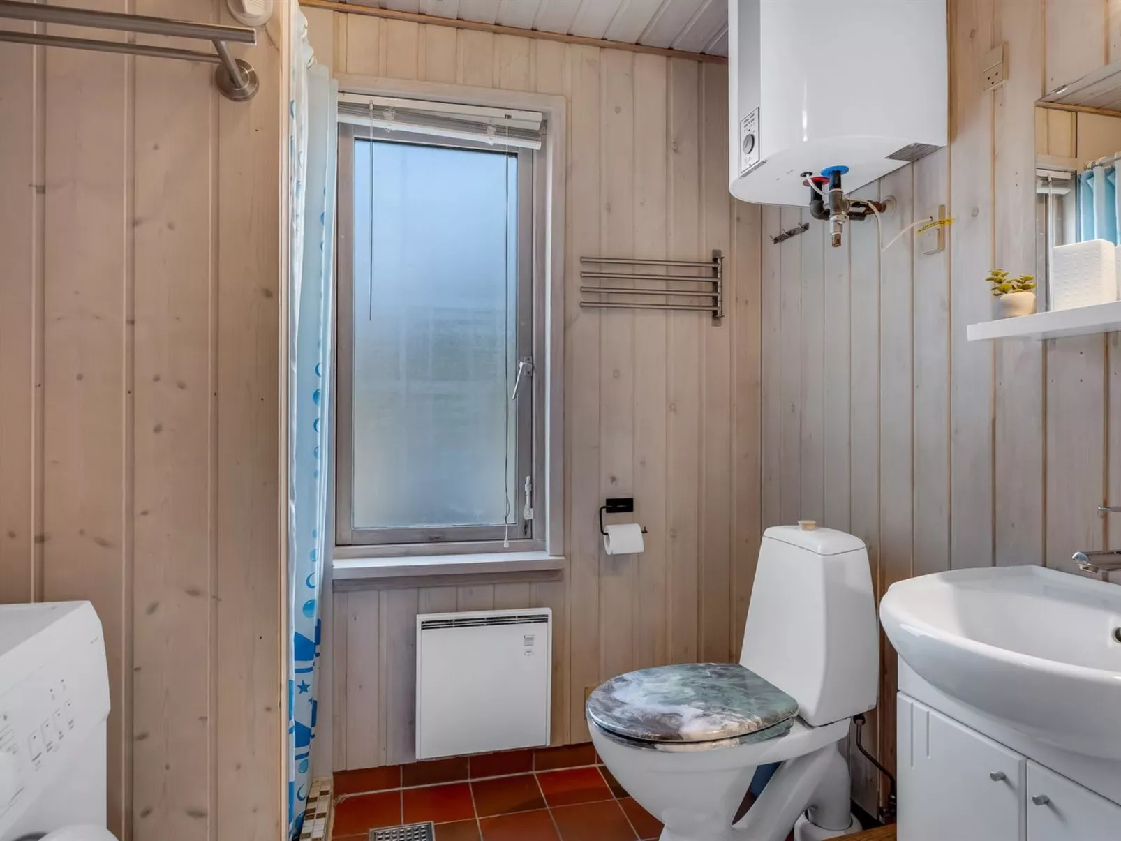 "Iris" - 200m to the fjord-Inside