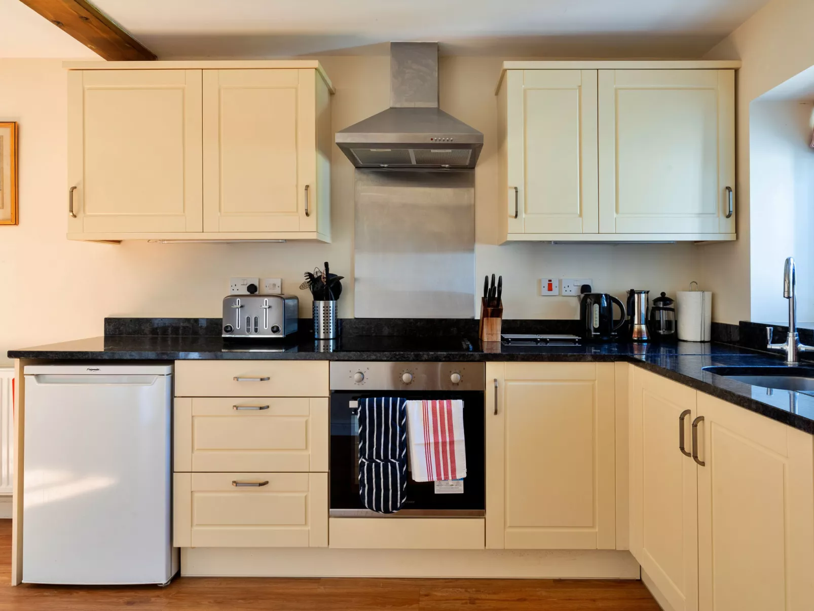 The Old Granary-Dedans