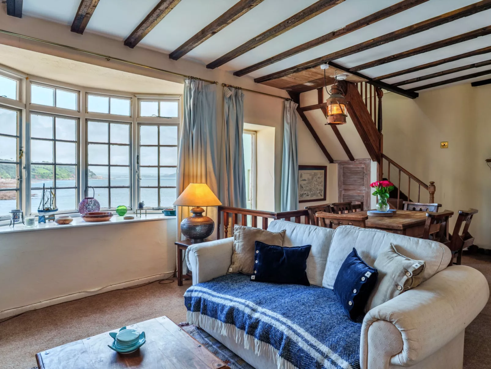 April Cottage-Dedans