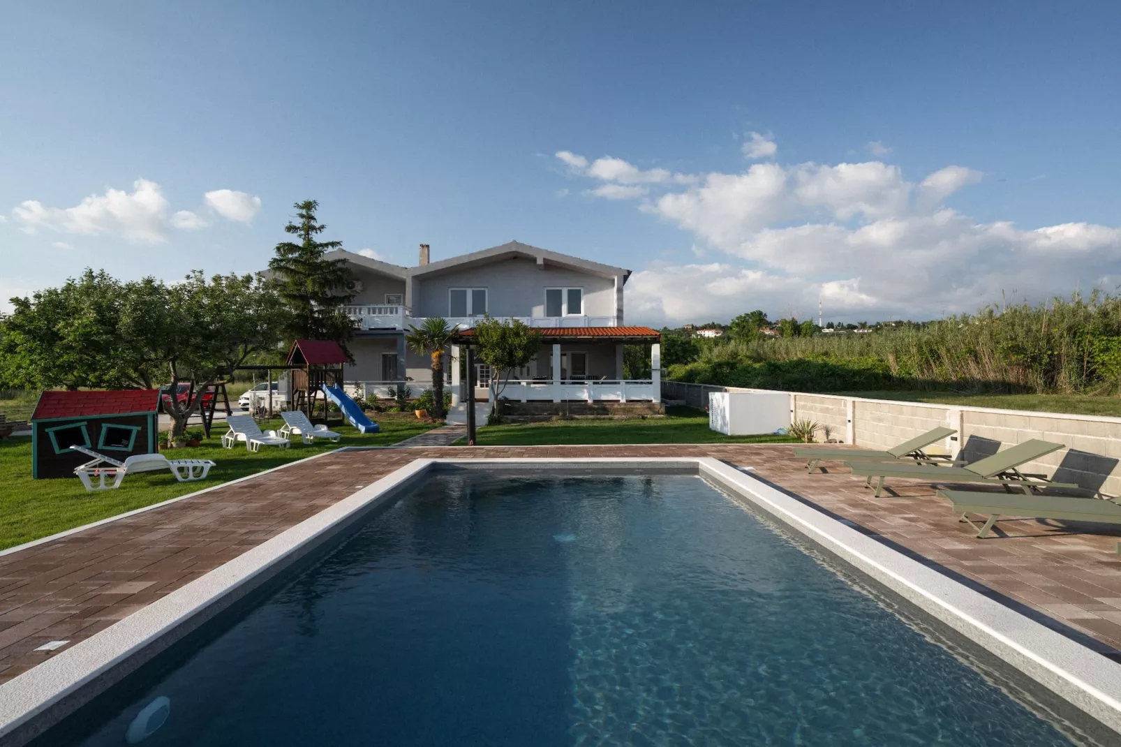 Three-Bedroom House-Piscine