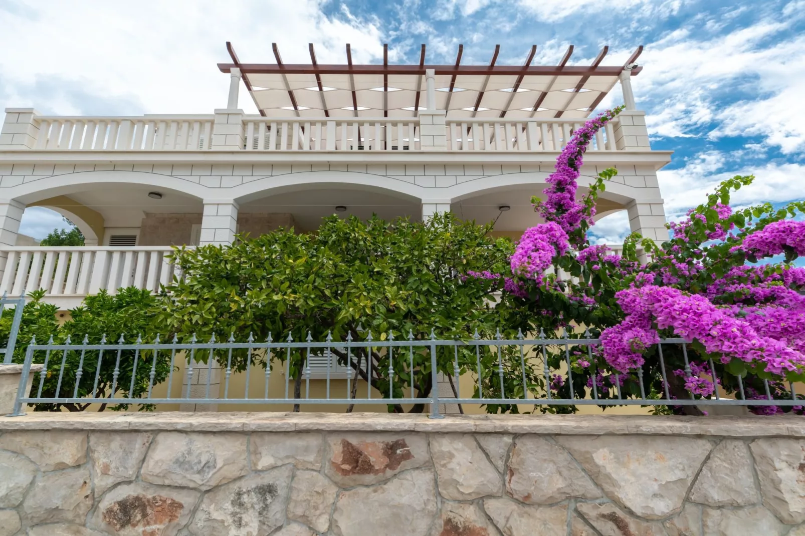 Modern Villa with Pool-Im Freien