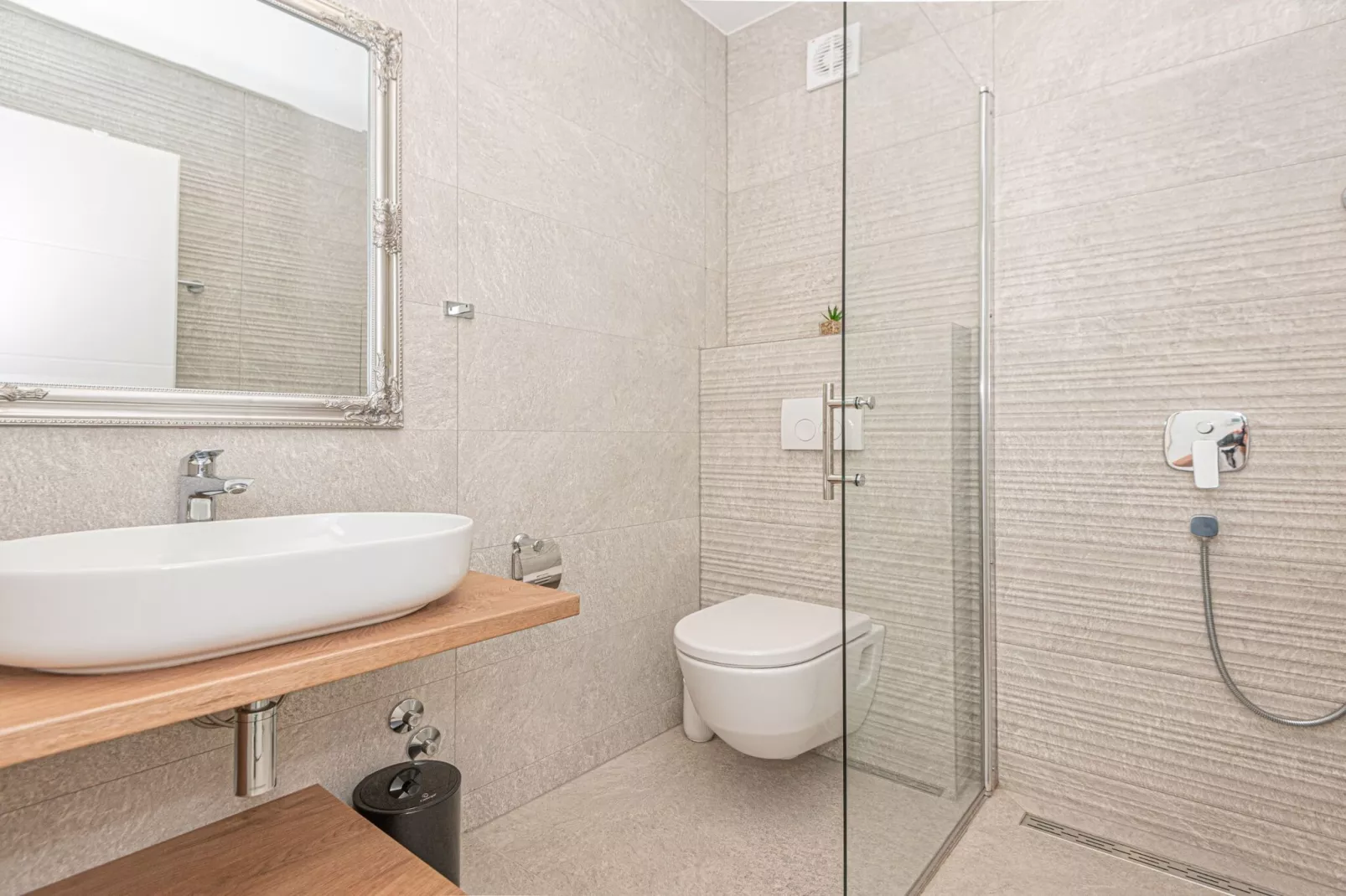 Four-Bedroom Villa With Pool-Badezimmer