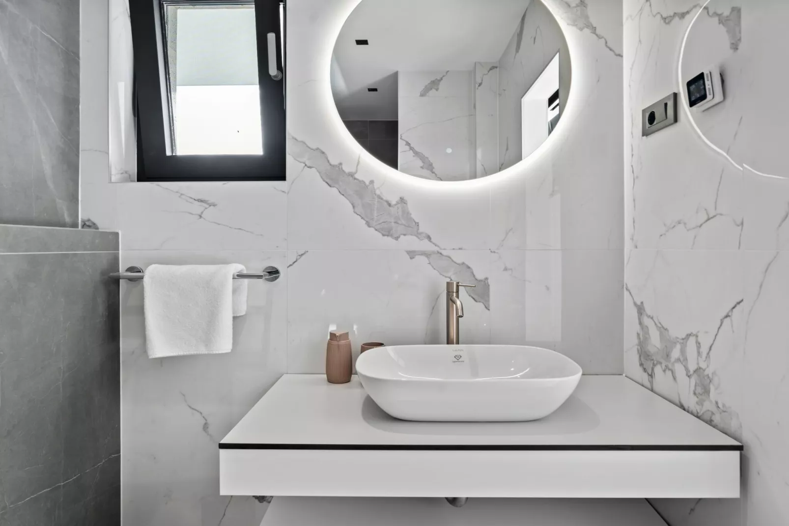 Villa Freedom - Five Bedroom House with Balcony-Bathroom