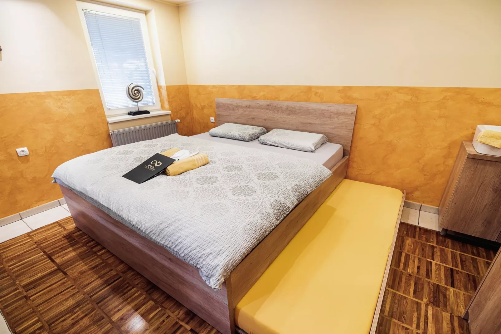 Elegant and Stylish Retreat Apartments with Terrace - Two Bedroom Apartment with Terrace-Chambre