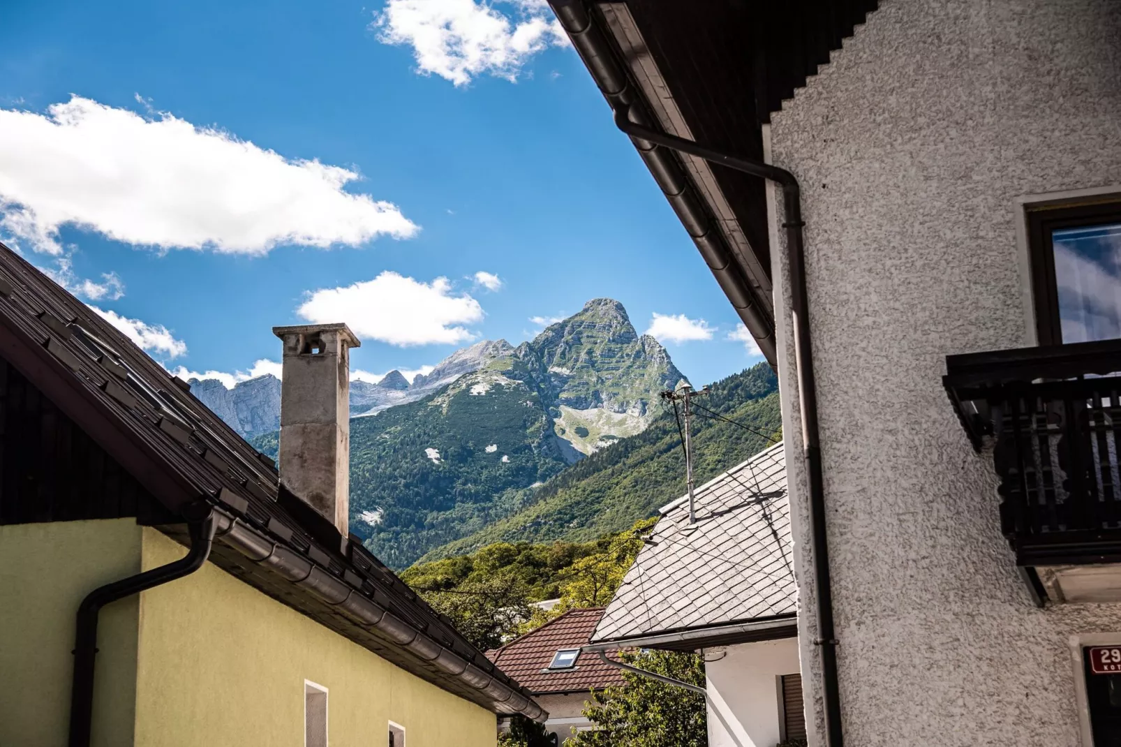 Mountain View Haven Apartments - One Bedroom Apartment  with Balcony-Im Freien