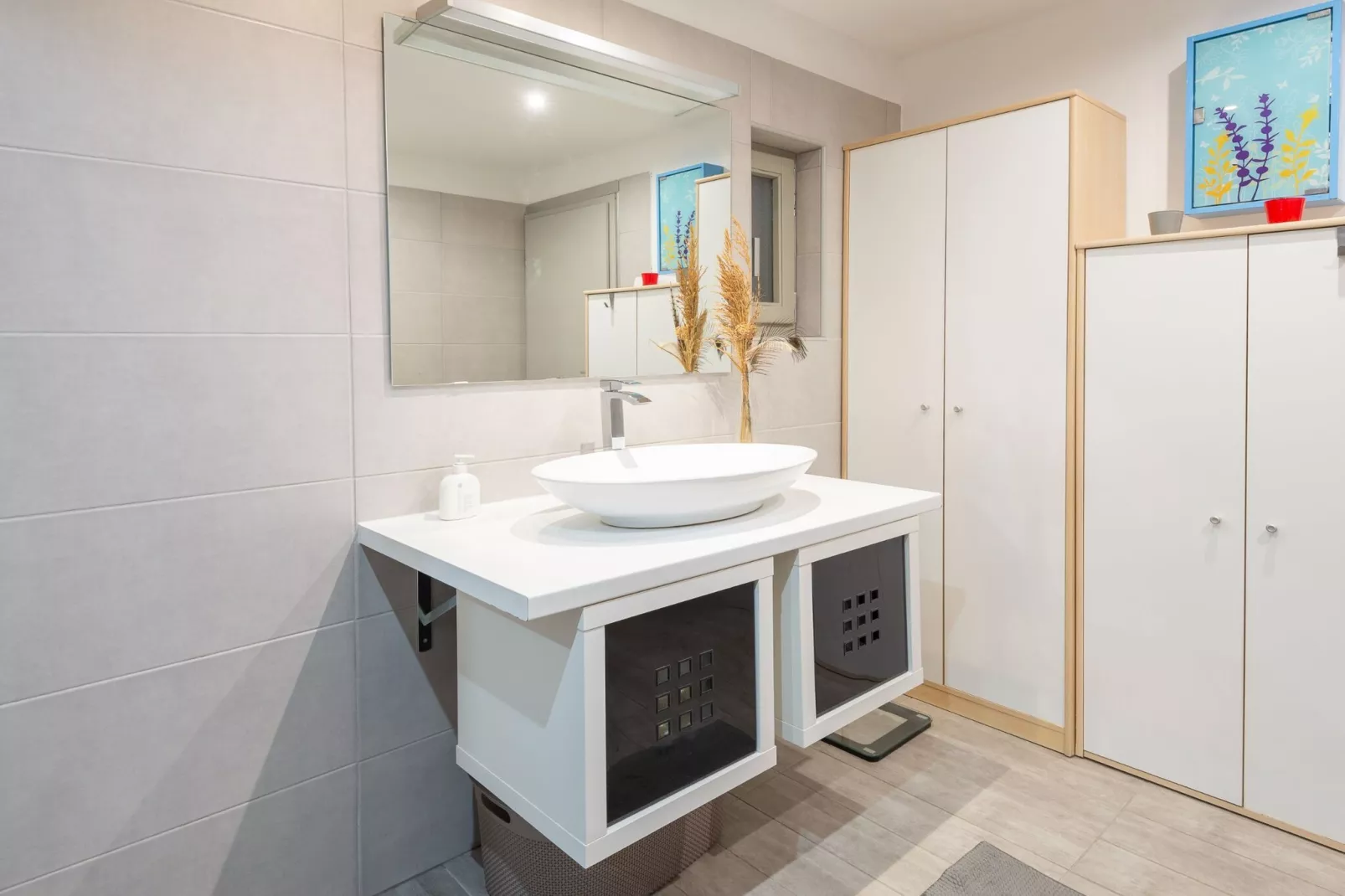 Family-Friendly Serene Retreat Holiday Home - Four Bedroom Holiday Home  with Terrace-Salle de bain