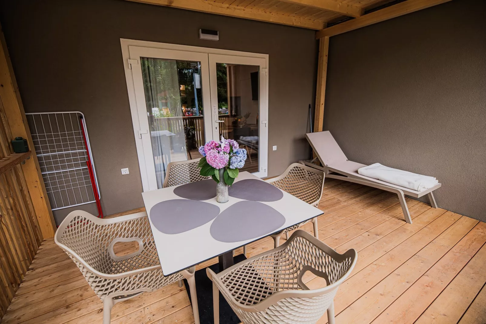 Lake Serenity Premium Mobile Homes with Thermal Riviera Tickets - Three Bedroom Mobile Home 15\/028 - Terrasse