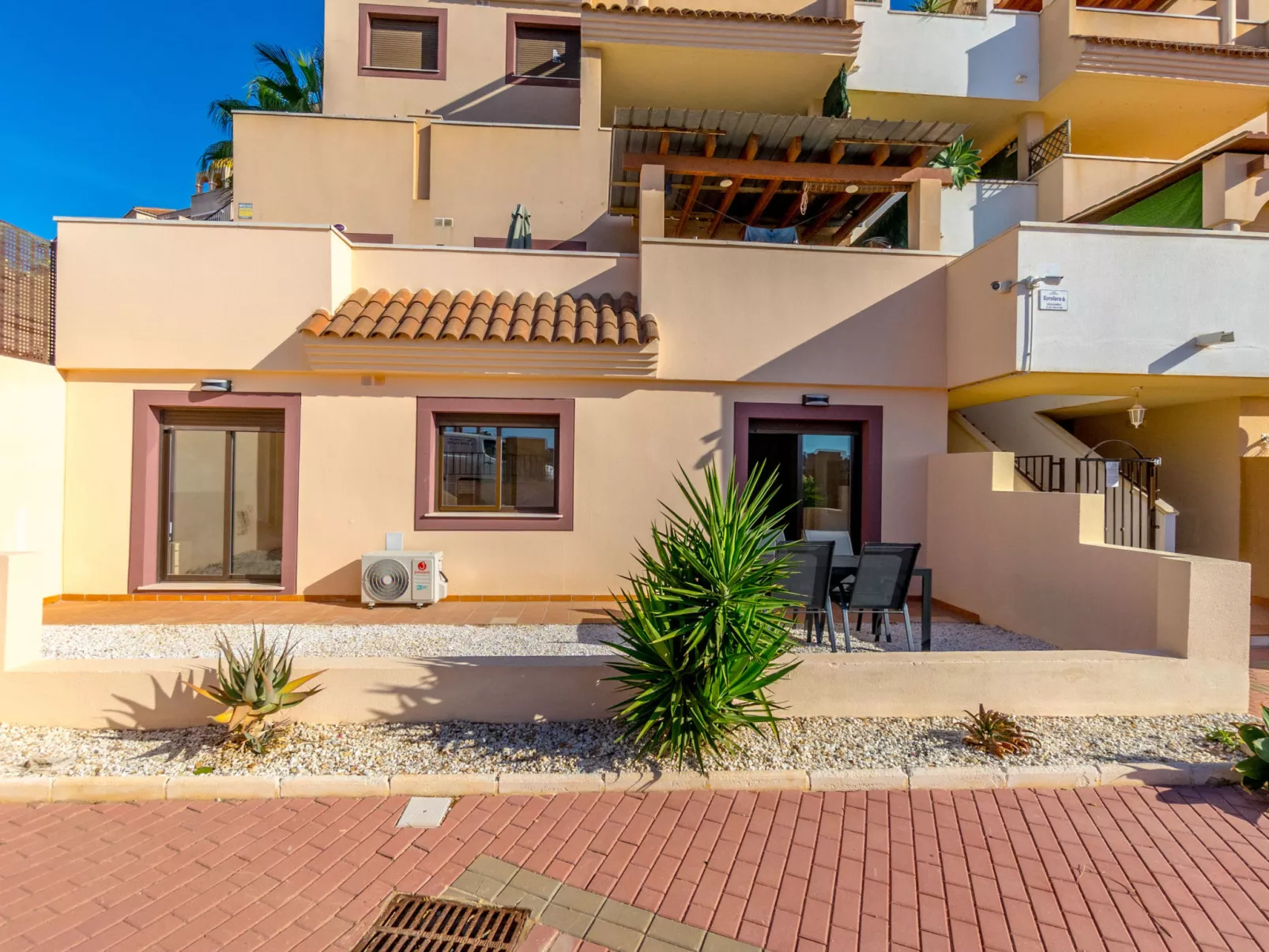 Collados Zieschang-Outside