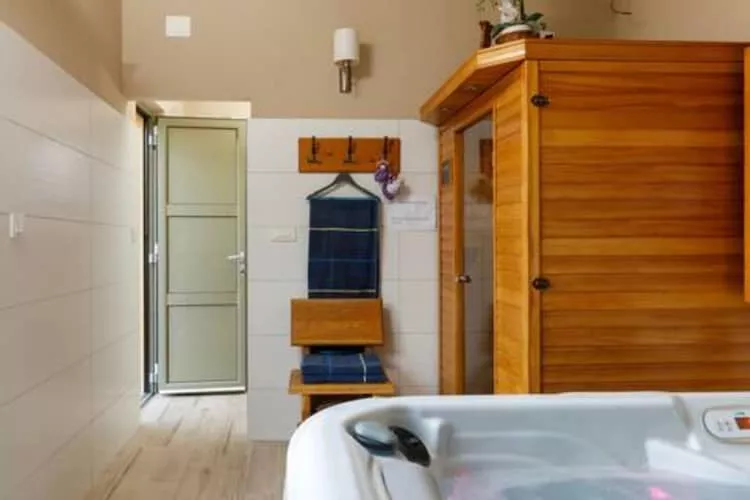 Holiday Home Lišnjak - Three Bedroom Holiday Home with Pool-Spa