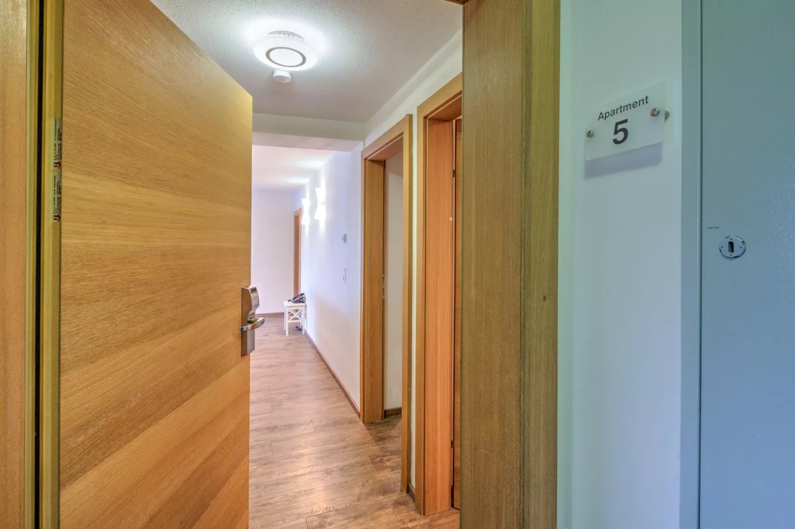 Brunner Apartment Top 5-Flur