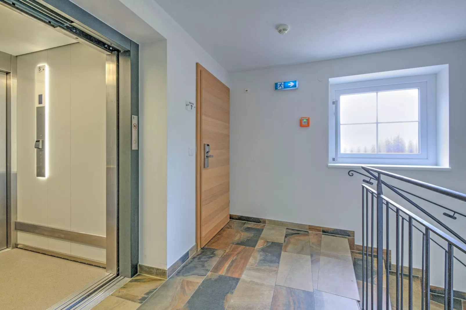 Brunner Apartment Top 6-Flur