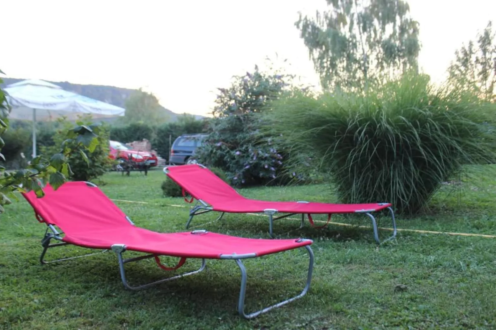 Four bedroom home with river view-Im Freien