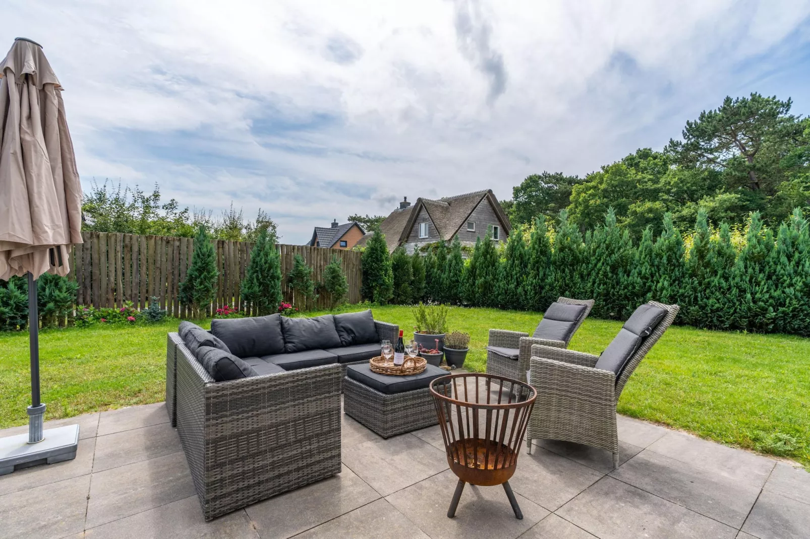 Hoogelandt 106F-Gardens in summer