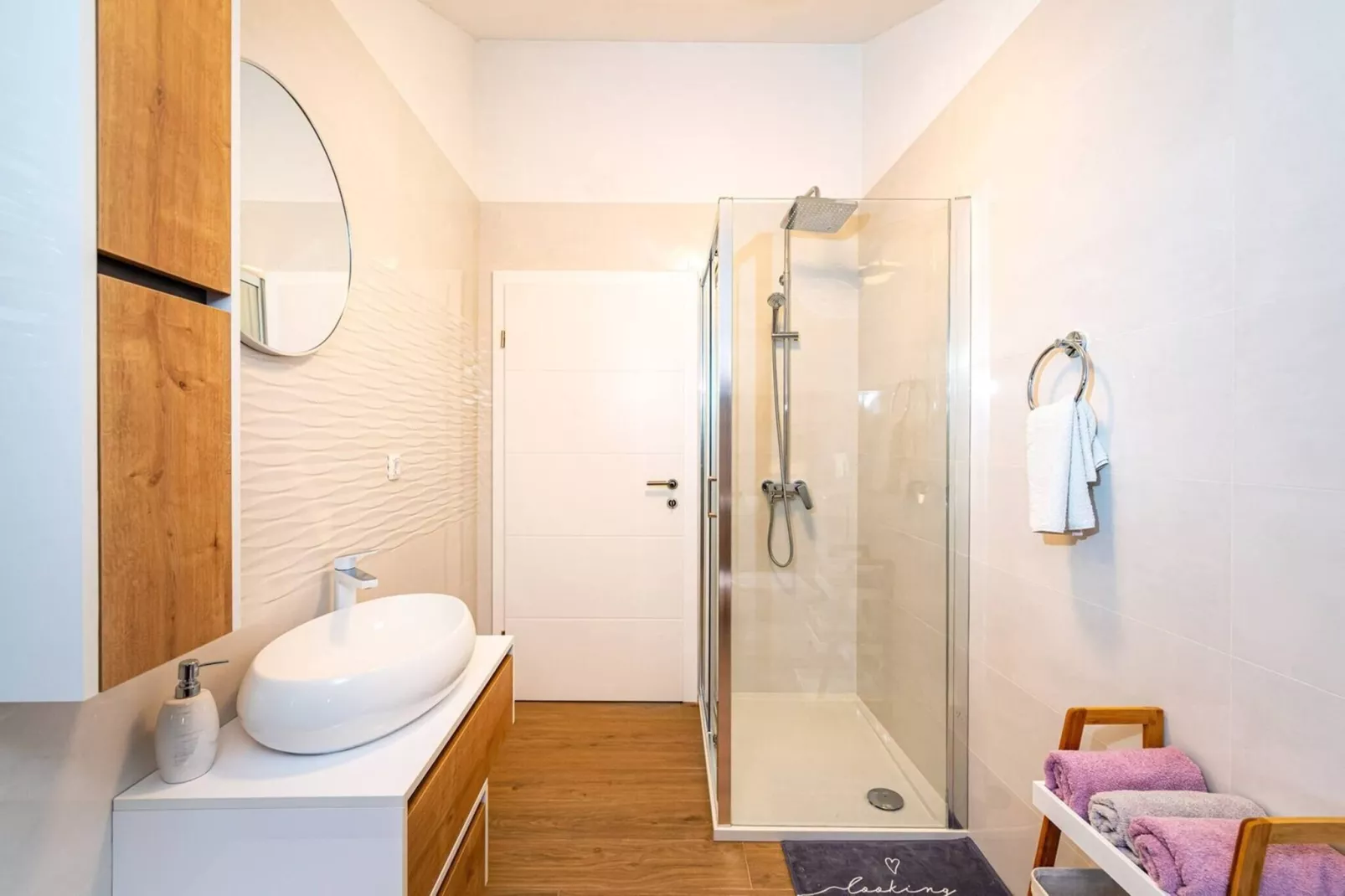 Luxury Villa Escape-Bathroom