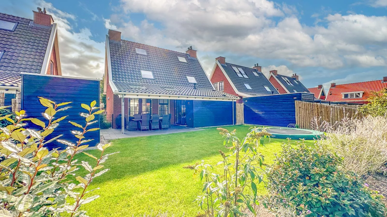 Dune Deluxe 77-Exterior in summer