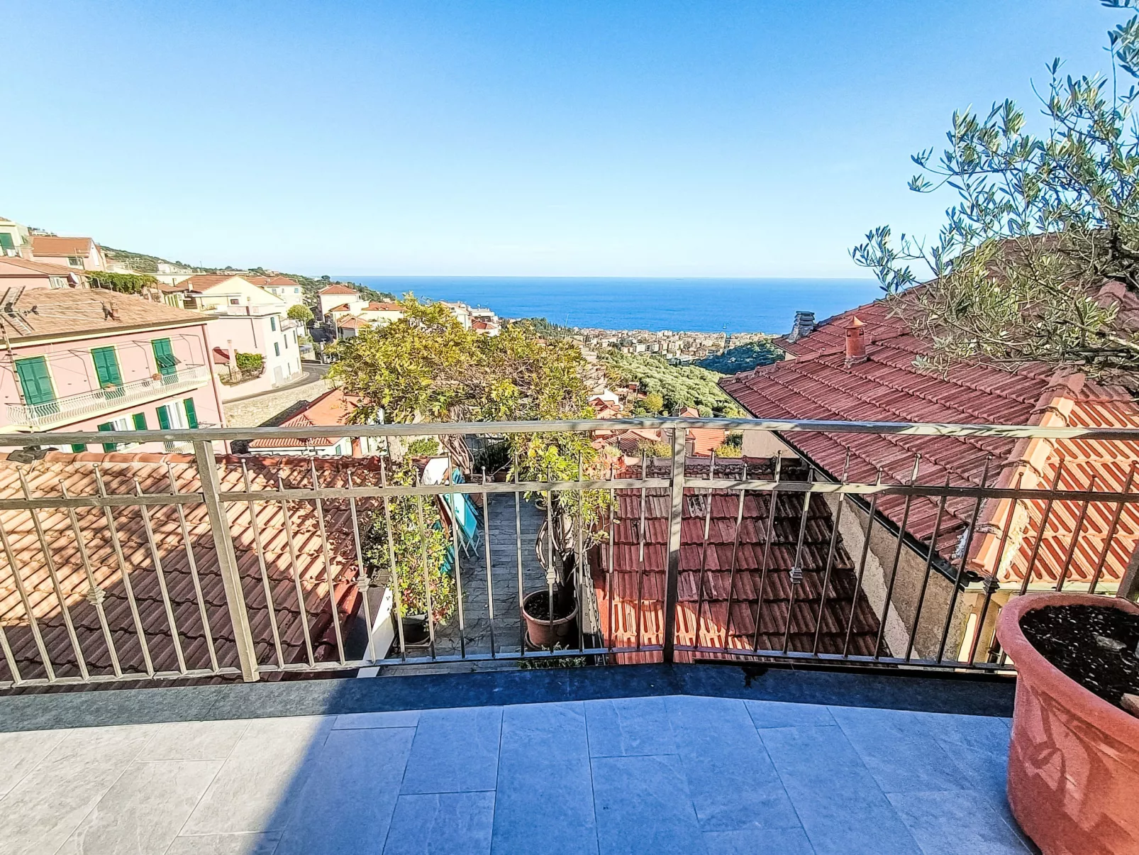 Terrazza con glicine-Draußen