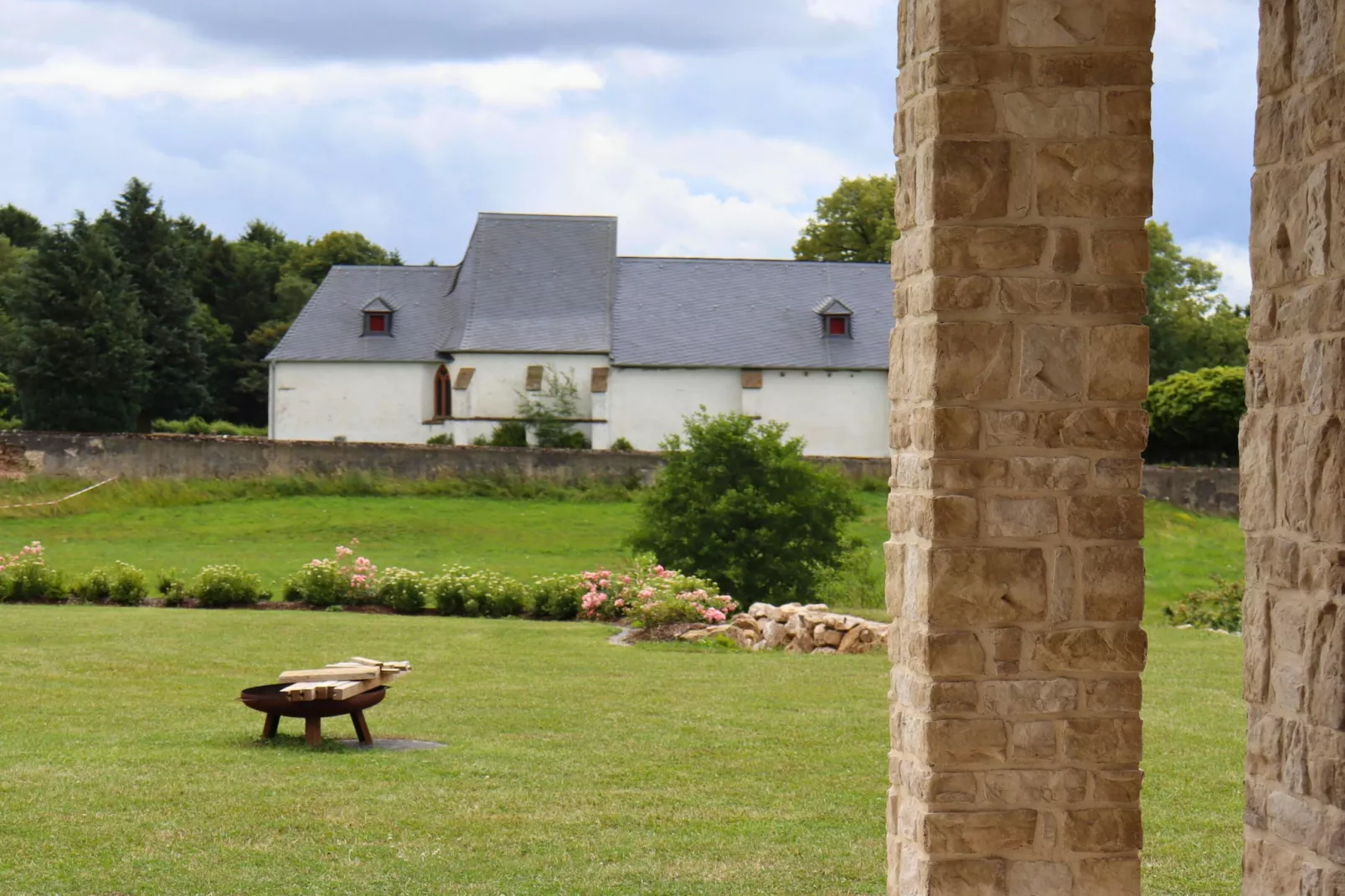 Eifel-Finca mit Whirlpool und Gartenlounge-View in summer